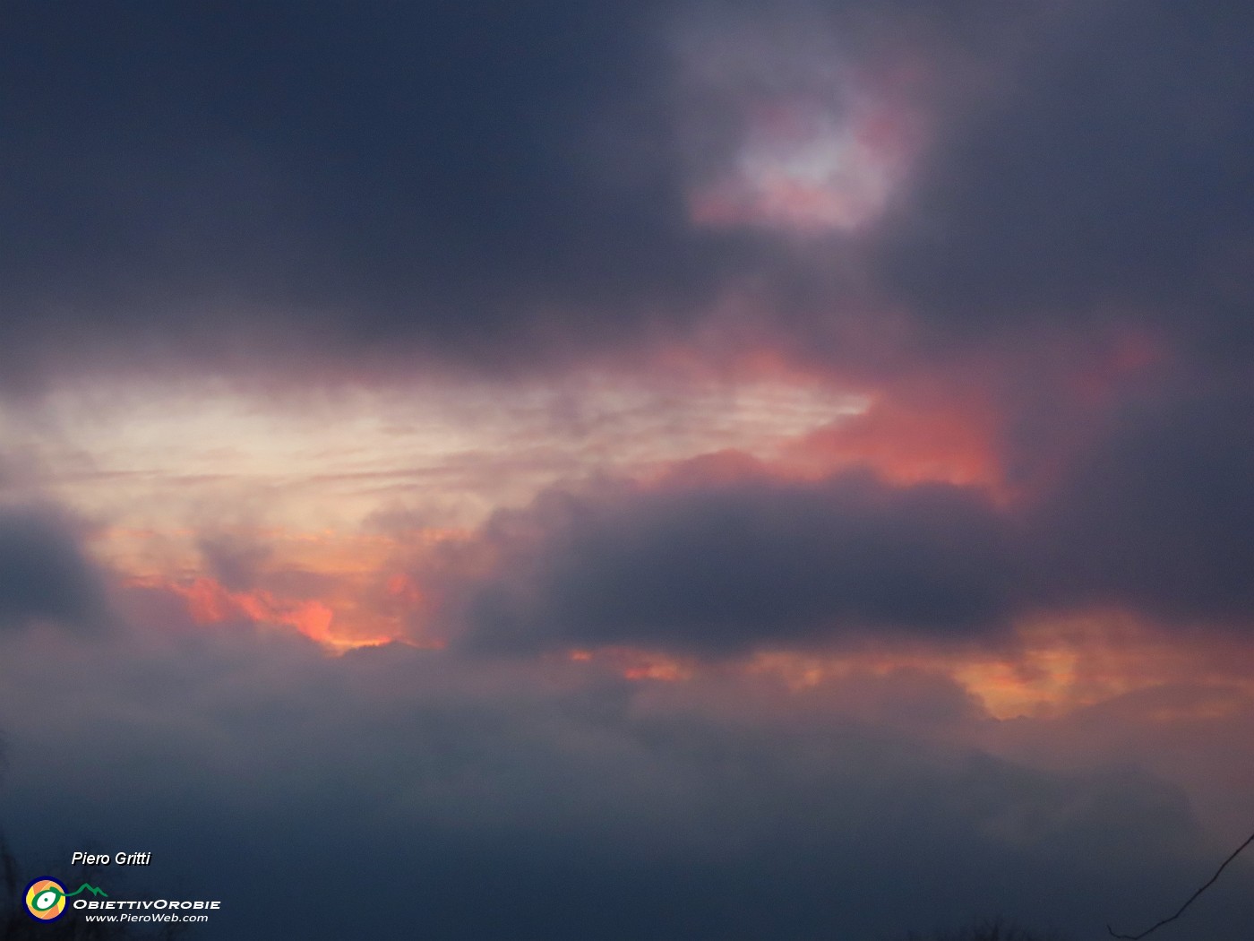 69 Il sole scende tra le nuvole.JPG